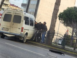 Samsun’da Minibüs Refüjdeki Korkuluklara Çarptı: 1 Yaralı