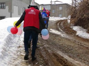 Öğretmenlerden Lösemili Çocuğa Evinde Doğum Günü Sürprizi