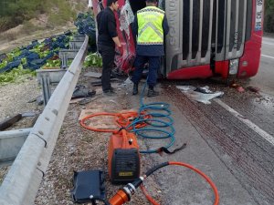 Isparta-antalya Karayolunda Sebze Yüklü Tır Devrildi: 1 Ölü