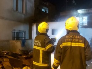 İ̇ki Bina Arasındaki Kömürlük Alev Alev Yandı