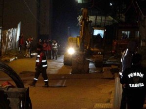 Pendik’te Yolda Çökme Oluştu, İki Apartman Tahliye Edildi