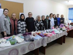 Kadınlar Afetzedeler İçin El Emeği Ürünler Üretiyor