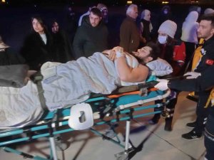 Adana’daki 38 Yaralı Depremzede Ve 31 Refakatçi Tsk’ya Ait Uçakla İ̇stanbul’a Getirildi