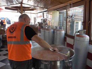 Gönüllü Aşçılar Günde 7 Bin 500 Kişilik Yemek Yaparak Dağıtıyor