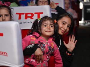 Trt’den Kahramanmaraş’taki Depremzedelere Moral Ziyareti