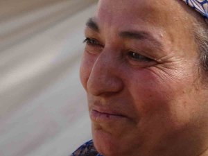 Yatalak Olan Kaynanasına Gözü Gibi Bakıyor