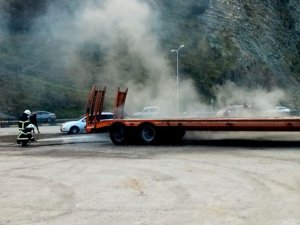 Fren Balatalarının Isınmasıyla Bomba Gibi Patlayan Tırın Lastiği Alev Aldı