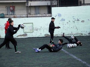 Genç Horozların Hedefi Zirve