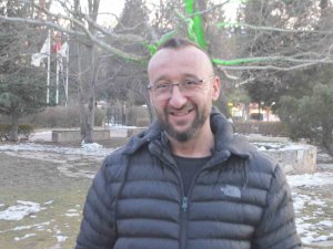 Tunçbilek’te Kömür İşçisi Aç Kalan Tilkiyi Elleriyle Besledi