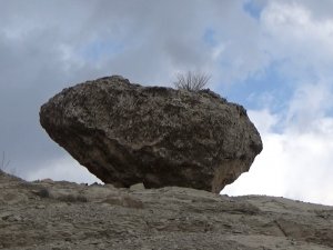Mazıdağ’ında Vatandaşlar Dev Taş Parçalarının Gölgesinde Korkuyla Yaşıyor