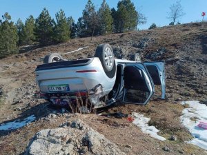 Bilecik’te Şarampole Yuvarlanan Otomobilin Sürücüsü Yaralandı