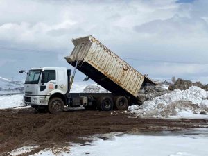 Karlıova’da Yağan Kar, Kamyonlarla İlçe Dışına Taşınıyor