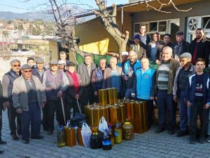 Köylülerden Depremzedelere Zeytinyağı, Turşu Ve Zeytin Yardımı