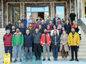 Doktor, Eczacı Ve Hemşirelerden Oluşan Ekip Eskişehir’den Hatay’a Gidiyor