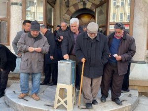 Camilerde Depremzedeler İçin Yardım Toplandı