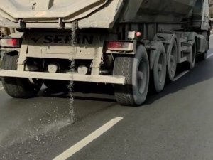Sultangazi’de Hafriyat Kamyonundan Dökülen Mıcırlar Sürücülere Zor Anlar Yaşattı