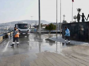 Kuşadası Sahil Bandında Temizlik Çalışması Yapıldı