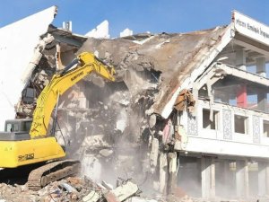 Sorgun’da Riskli Yapıların Yıkımı Sürüyor