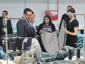 Akhisar’da Depremzedeler İçin 800 Adet Tulum Üretiliyor