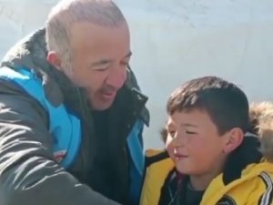 Deprem Bölgesinde Tanıştığı Minik Arda İle Vedalaşma Duygulandırdı