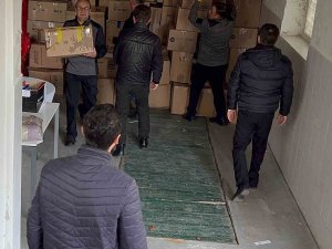Büyükelçi Ve Gönüllüler Yardım Tırlarını Ve Kamyonlarını Birlikte Yüklediler