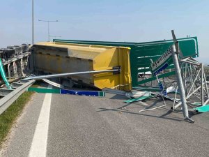 Seyir Halinde Dorsesi Açılan Kamyon Ortalığı Savaş Alanına Çevirdi