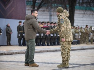 Zelenskiy’den Savaşın Yıl Dönümünde Askerlere Devlet Nişanı