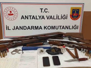 Alanya’da 5 Otomobile Silah Zoruyla El Koyan 3 Şüpheliye Tutuklama