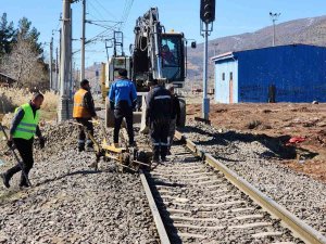 Depremler Bin 275 Kilometrelik Demir Yolu Hattına Hasar Verdi