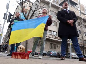 Rusya’nın Belgrad Büyükelçiliğinin Önüne “Ölüm Pastası” Bırakıldı