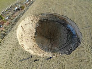 Konya’da İki Fay Arasında 37 Metre Çapında Obruk Oluştu
