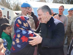 Depremzede Yaşlı Kadın Bakan Koca’nın Boynuna Sarılıp Teşekkür Etti