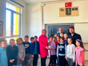 Hisarcık’ta Minik Yürekler Okul Harçlıklarını Depremzedelere Bağışladı