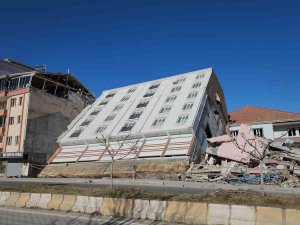 İ̇bretlik Binayı Görenler Fotoğraf Çektirmeden Geçmiyor