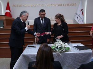 Depremzede Ailelerine Destek Almaya Gittikleri Valilikte Dünya Evine Girdiler