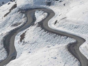 Yılan Gibi Kıvrılan Yolda Kar Sonrası Kartpostallık Görüntüler Oluştu