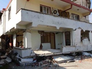 Suriye’de Evi Bombalandı, Türkiye’de Depremde Yıkıldı