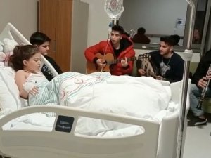 40 Saat Sonra Enkazdan Çıkartılan Minik Yağmur’a Hastanede Mini Konser
