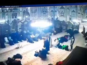 Tarihi Ulucami’de Namaz Kılar Gibi Yapıp Telefonu Böyle Çaldı