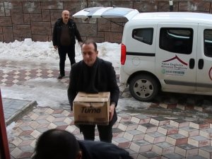 Erciş’e Gelen Depremzedelere Erciş Belediyesi’nden Yardım Eli