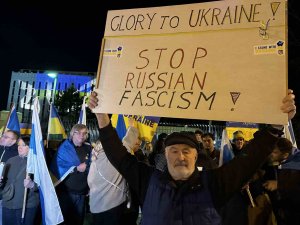 Abd’de Rusya Büyükelçiliğinin Binasına Ukrayna Bayrağı Yansıtıldı