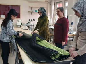 Depremzedeler Üşümesin Diye Makinenin Başına Geçtiler