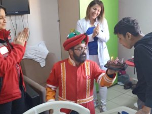 Diyarbakır’da Depremzede Çocuğa Hastanede Karagöz-hacivatlı Doğum Günü Sürprizi