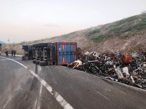 İ̇zmir’de Kontrolden Çıkan Hurda Yüklü Çekici Devrildi