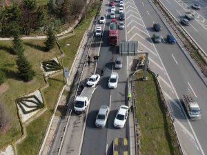 Ataşehir’de Yol Ayrımını Kaçıran Sürücü Kazaya Neden Oldu: 1 Yaralı