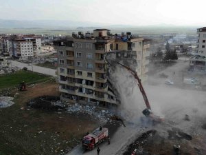 Nurdağı’nda Ağır Hasarlı Binaların Yıkımı Sürüyor
