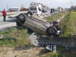 Lastiği Patlayan Otomobil Takla Attı: 2 Yaralı