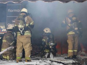 İ̇zmir’de Kozmetik Mağazası Deposunda Yangın: Mahsur Kalanlar Var