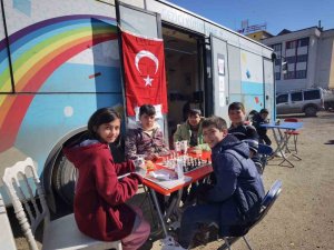 Kütüphaneciler Deprem Bölgesinde Çocukları Neşelendiriyor