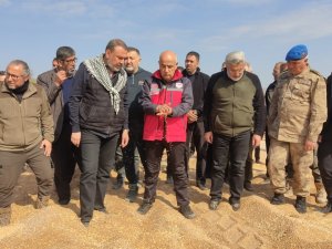 Bakan Kirişci, Çadırda Kalan Çocuklara Oyuncak Dağıttı